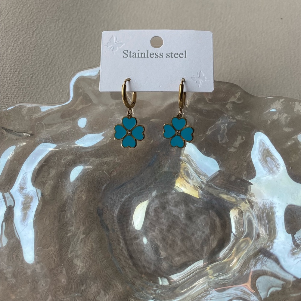 🛎️ Clearance NWT Stainless Steel Hoop Earrings Four Leaf Clover Turquoise - Picture 7 of 9
